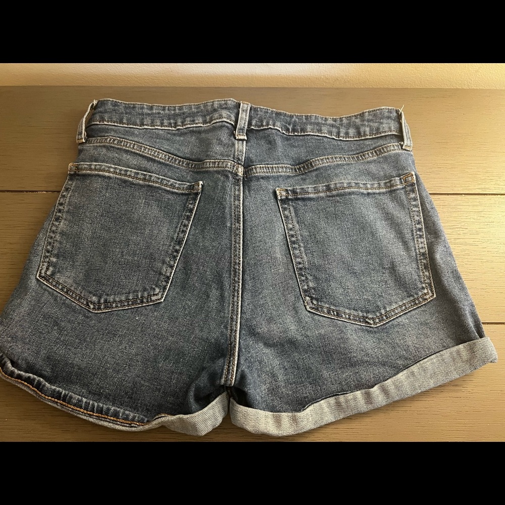 Old Navy High Waisted Shorts - Picture 2 of 4